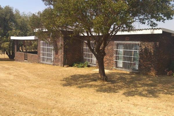 This 2 bedroom house is situated on a farm +- 15.2 km from Heidelberg town. The face brick home is secured with electric fencing and ...