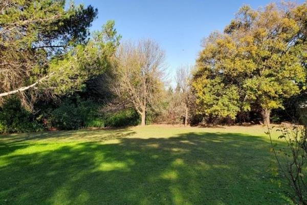 Perfectly nested in the heart of Meyerton Central with access to the Golf Course and a beautiful view of the 7th Green. 
Walking ...