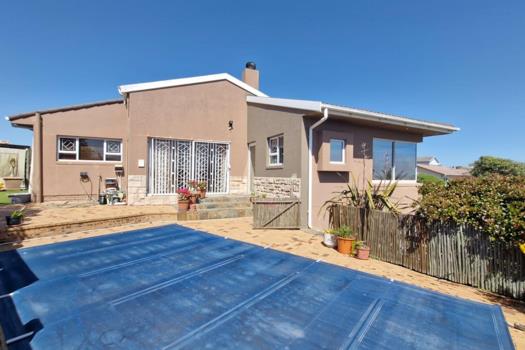 4 Bedroom House for sale in Van Riebeeckstrand