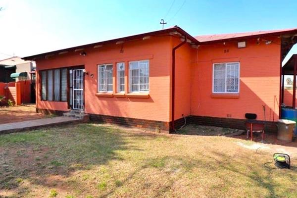 Welcome to this cozy home featuring a welcoming entrance hall that opens up to a spacious and airy living area. The open-plan lounge ...