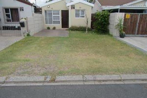 This spacious 2 bedroom townhouse is situation in Windsor Park, Kraaifontein.

Property Features:
- 2 spacious bedroom with built-in ...