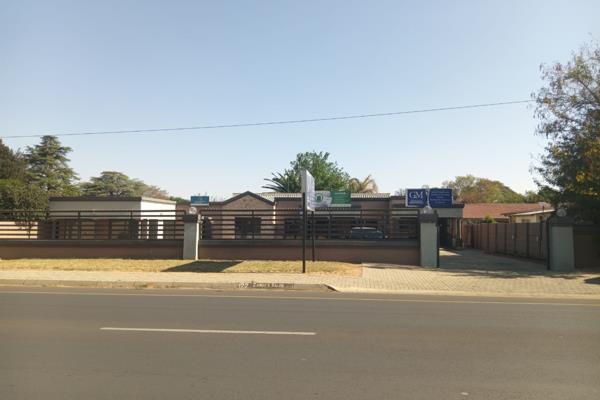 Large open plan office space with storage and restrooms.
R9 000 + vat + msf