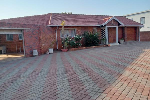 Charming 3 bedrooms property for sale in centurion Zwartkop x 08 , this property it has ...