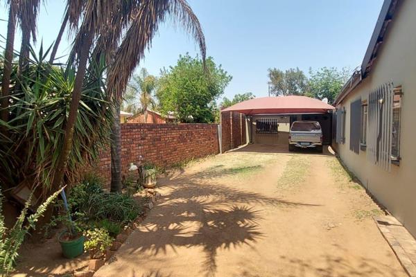 This 1-bedroom flat is located in a quiet part of Booysens, close to schools, shops and Industrial area.

I deal for a small family or ...