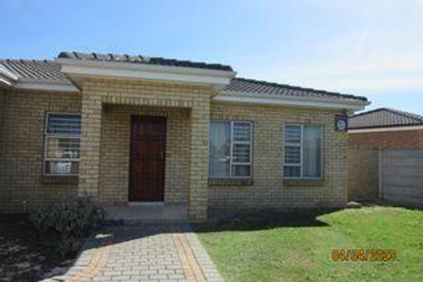 This spacious and modern family home is situated in Sonkring, Protea Heights in Brackenfell. It is close to Curro School and Bastion ...