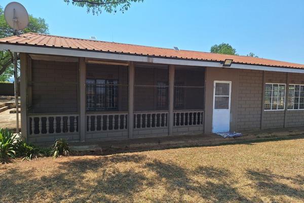 This Farm House is 8 Kilometers out of Barberton towards Nelspruit on the R40.  Has Laundry Room leading onto enclosed veranda. The ...