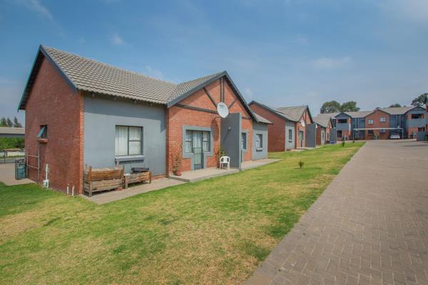 Nestled in the peaceful and scenic Tres Jolie area, bordering the sought after suburb of Ruimsig, this modern single floor Simplex ...