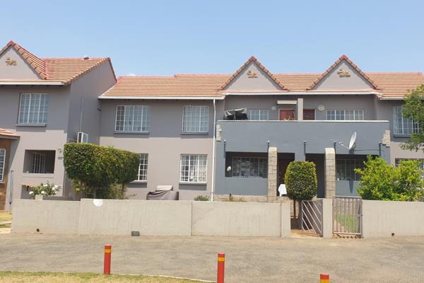 GREAT SIZED 3 Bedroom duplex in Edenglen 

Situated  in the established boomed suburb of Isandovale/Edenglen is the popular Brigadoon ...