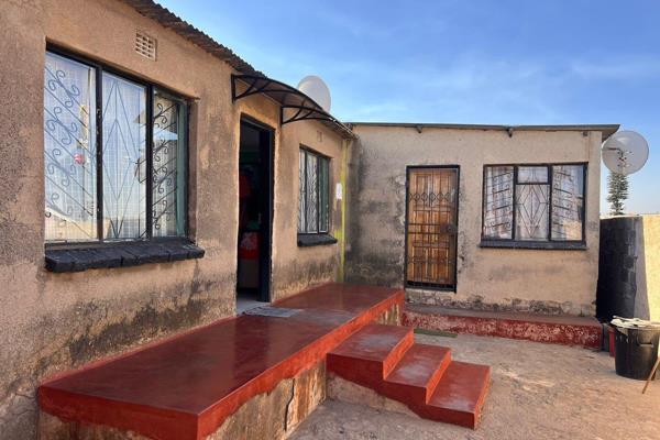 Spacious 4-Room House for Sale in Umthambeka for R 650 000!!

Here are the features;

- 4 spacious rooms
- 3 outside rooms (ideal ...