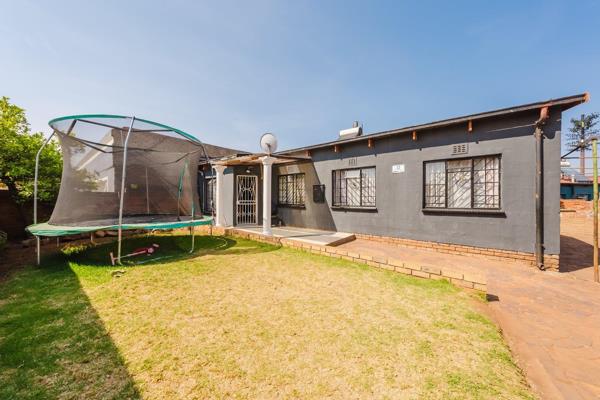 Discover this delightful 4-bedroom, 1-bathroom home nestled in the heart of Klipspruit West. Perfect for a growing family, this ...