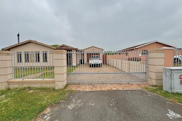 Spacious 5 bedroom, 3 bathroom (1 en suite) home for sale for a growing family in a good part of Bothasig. The property offers 2 ...