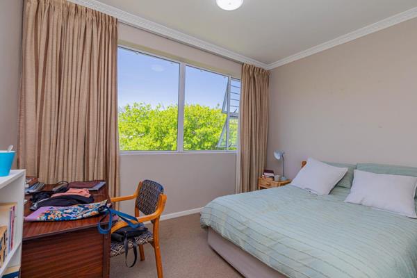 Centrally located and within walking distance to Rondebosch Station, Jammie shuttle routes and Riverside Mall, this three-bedroom ...