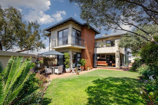 This comfortable 3-bedroom home with an additional flatlet offers a perfect blend of modern design, space and eco-friendly ...