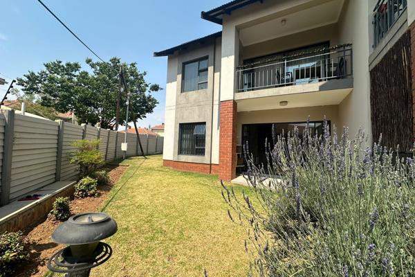 Modern Corner Unit with a large private garden. Pet friendly with approval.
* 2 Tiled ...