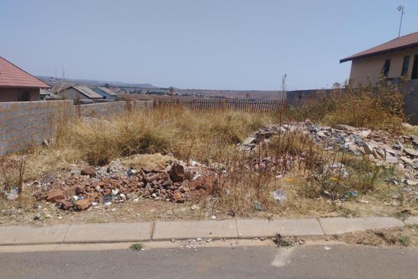 Vacant land  313  SQUARE METRES in a very nice area  ,(  bond  area ),
Site in between  2 houses.
Roads are  tarred.