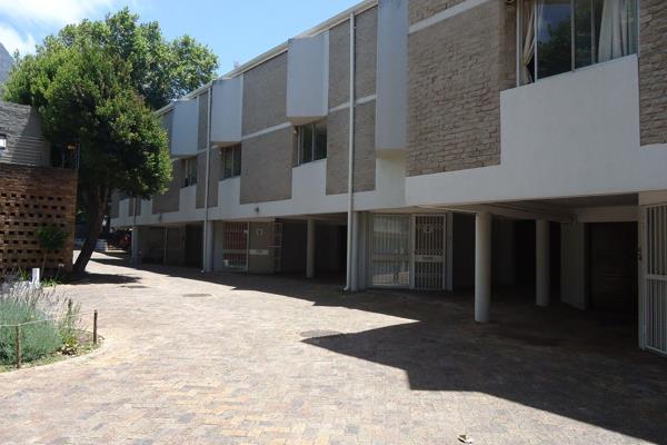 This modern apartment is located within walking distance to the Baxter and UCT.
It offers:
Lounge leading to small enclosed ...