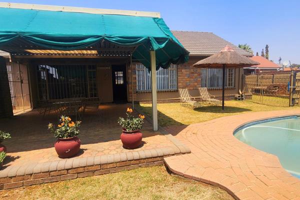 Main house plus batchelour flatlet plus 
                        garden cottage!!!!                                          
Welcome ...