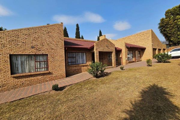 Welcome to this lovely home with a very big stand, you can actually build another town house in the same yard.

Extras
Study ...