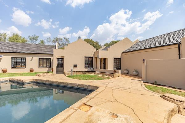 This beautifully designed 280 sqm single-level home offers both comfort and style, perfect for relaxed living and exceptional ...