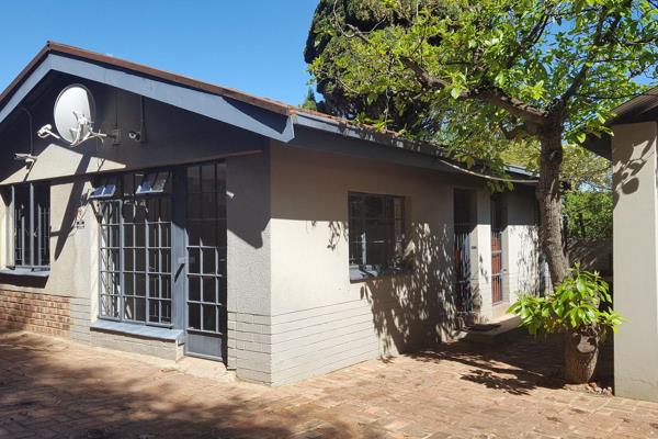 This property offers the following:

1 Bedroom 
1 bathroom 
Lounge
Kitchen

1 Carport parking.

Water and electricity excluded.

No ...