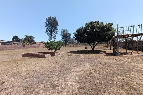 Build your dream home on this level piece of land close to all amenities.
This 2450m2 plot is situated in town in a very quiet road.
 ...