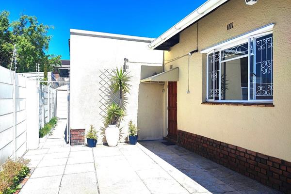 Available 1 November
Unfurnished
Long lease

Centrally situated and within walking distance to shops and public transport.

This studio ...