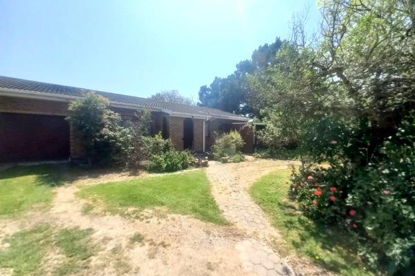 This stunning heritage home, consisting of four bedrooms, is built on &#177; 2281 m&#178;, located opposite Fancourt, and within ...