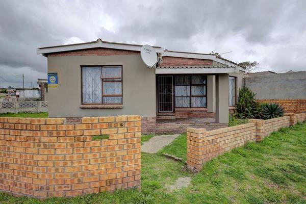 This  3 bedroom house with a spacious  lounge, bathroom, and kitchen is situated in the quiet part of Gelvandale. It also comes with ...