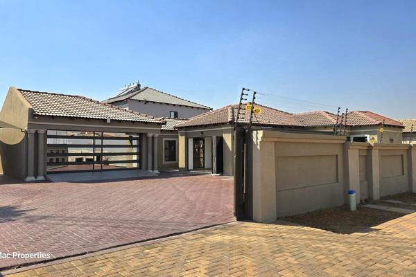 R1 599 000
Sleek, elegant and meticulously crafted for convenient lifestyle living. ...