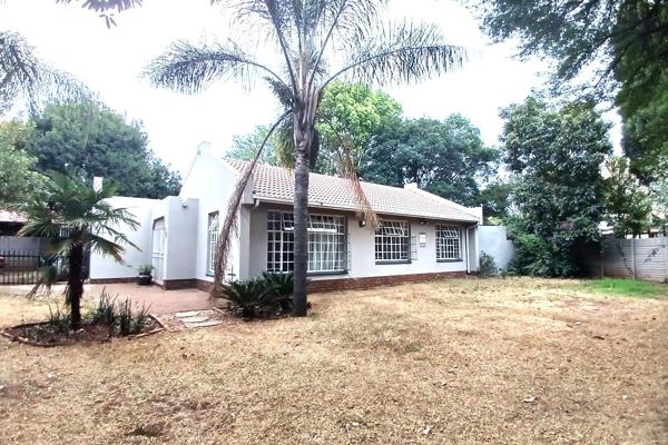 This cozy 3 Bedroom house is situated on a lovely sized stand in the heart of Wierda Park.
It offers 2 open plan living areas, Kitchen ...