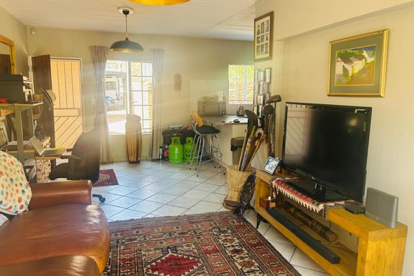 Complex with a pool and braai area.
Pet friendly for dogs.
Easy access to al the main roads. M1 and R21
Good Security
Super Spar ...