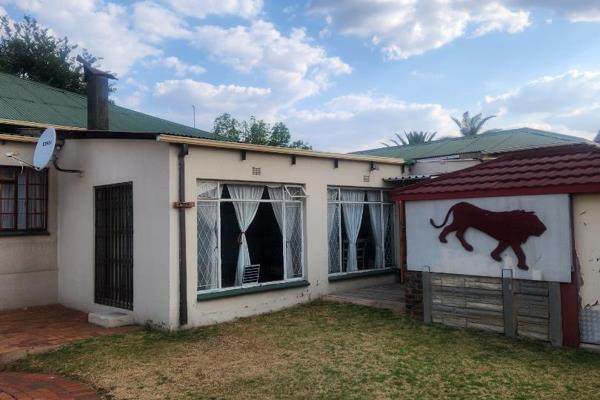 Charming Home with Separate Flat in Brakpan Central

This versatile property in Brakpan Central offers a main house and separate flat ...