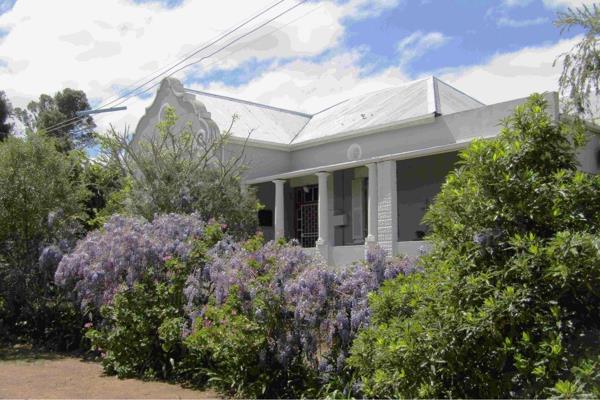 Sole Mandate!! Pay attention to this aesthetically pleasing unique House located in Ladismith WC. This home has so much to offer to you ...