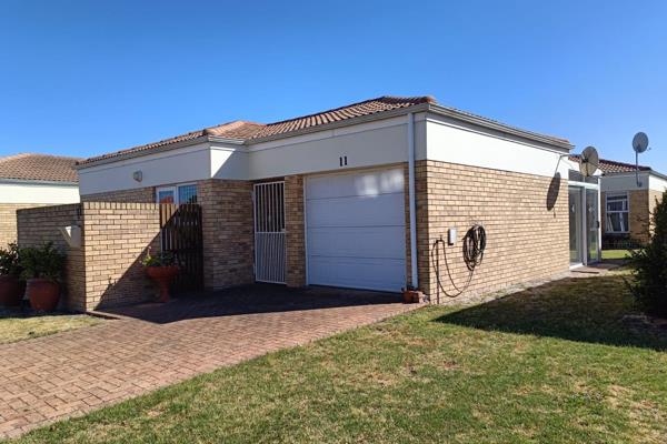 Bedroom: 1 with BIC
Bathroom: 1 full bathroom
Kitchen: Open plan kitchen. Back door leads to a courtyard.
Living area: Open plan ...