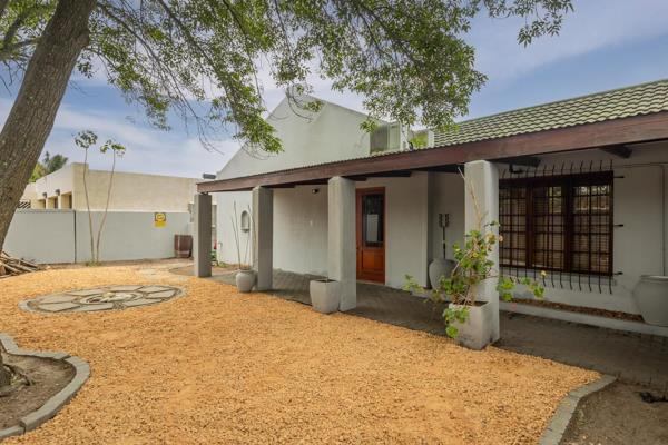 This charming family home with a 60sqm 2 bedroom flatlet in Goedemoed, Durbanville ...