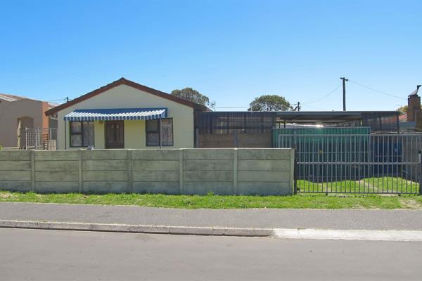 Discover the perfect blend of comfort and convenience in this charming traditional family home. Boasting three generously sized ...