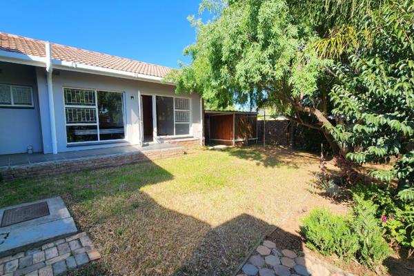 Location: Charming 3-bedroom townhouse in Oudtshoorn Central.
Open-Plan Living Area: Spacious living room and kitchen combined for ...