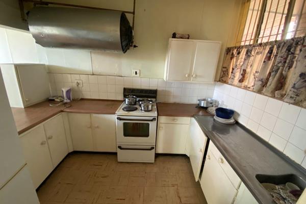 Invest in this original 4 bedroom property situated in the quiet Sunnyside area.
It is currently fully tenanted and generates a good ...