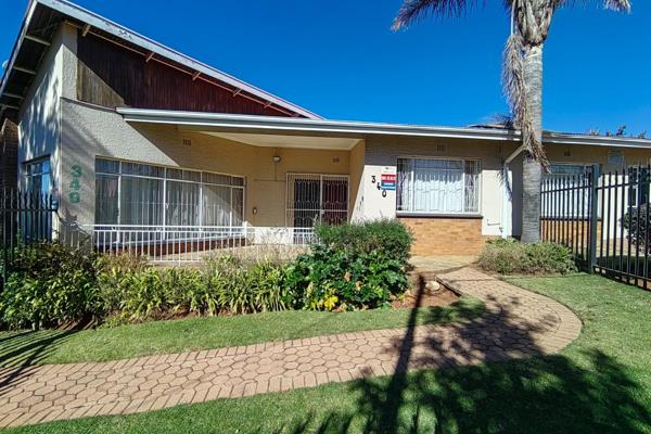 This Large corner Commercial Property is ideally positioned on the busy Ontdekkers Road ...