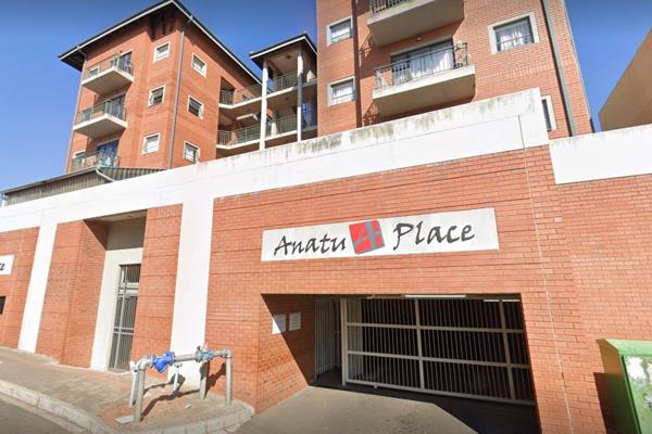 Bachelor unit for sale in Anatu Place. 

Walking distance to UJ - Potential rental income of R5000pm 

The kitchen is neat with ...