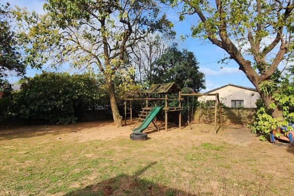 Drive onto this lovely level property with a Swimming Pool, undercover Entertainment Area and BONUS... a Play Area for kids to ...