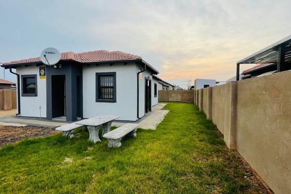 This charming 3-bedroom home in Klerksoord, Akasia, is perfect for families or those ...