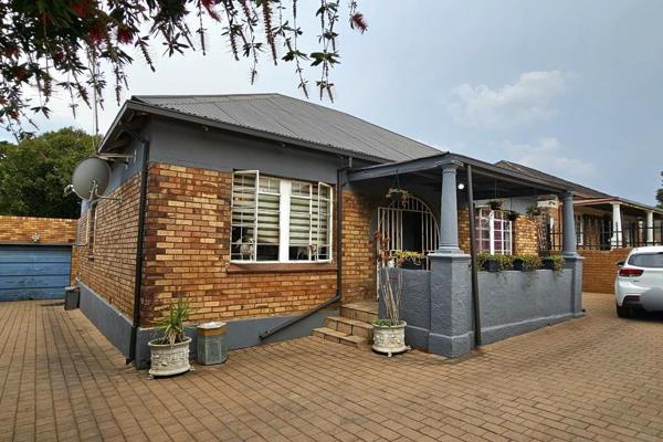 Discover this inviting family home located in the heart of Rosettenville, offering a perfect blend of comfort and convenience. Boasting ...