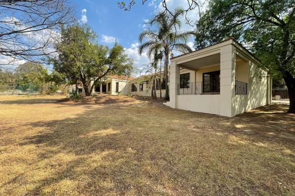 4 College Avenue is well located in Bryanston. The House is right across the street from the popular dog park - Hamilton Park. Easy ...