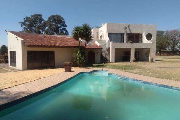 Large, modern home for sale on 2.2 hectare plot just outside Vanderbijlpark.
Entertainers dream with  a big swimming pool, bar and ...