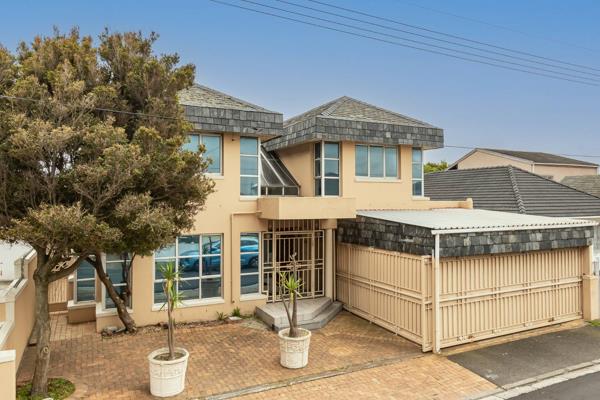 Stunning Family home with all the bells and whistles, nestled within a sought-after pocket of Crawford
 
Spacious living for the entire ...