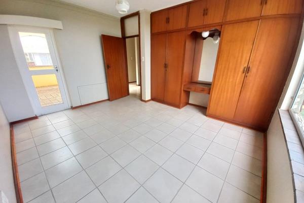 Boonie Utsig in Lagoon View Drive
* Large lounge and didnigroom
* Kitchen
* 3 spacious Bedrooms
* Plenty of built-in cupboards
* ...