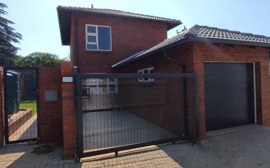 2 Bedroom Townhouse to rent in Krugersdorp North