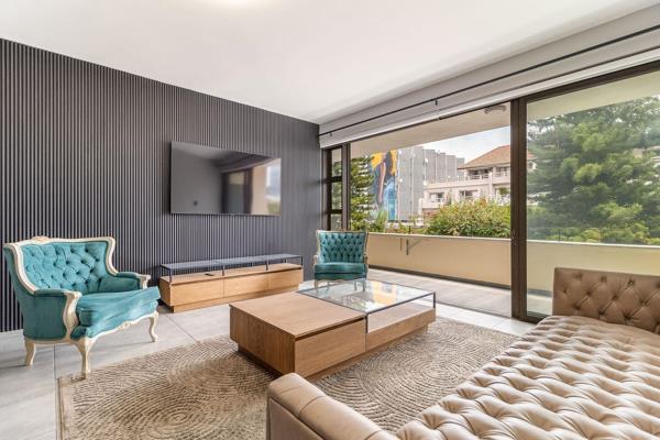 Welcome to this impeccably renovated 4 bedroom, 2 bathroom apartment in the sought-after Kew Gardens. Elegantly furnished and equipped ...