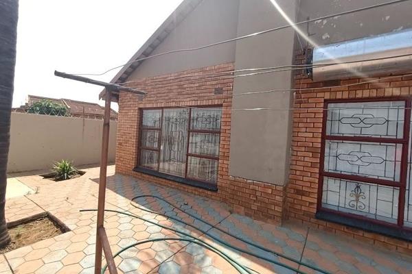 Stunning need  3 bedroom house to tent in block B Mabopane ,this house offers 3 specious bedrooms and all bedrooms have build in ward ...